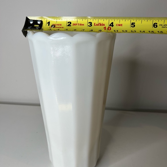 Sold - Antique Vintage Milk Glass Vase - Scallop edge - Picture 5 of 8
